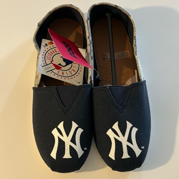 NWT NEW YORK YANKEES - FOCO NYY Slip On Shoes Baseball NYY MLB Women’s Large - Picture 1 of 12